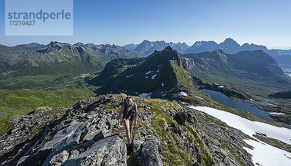 Wanderin auf dem Wanderweg zum Berg Rundfjellet  Lofoten  Nordland  Norwegen  Europa