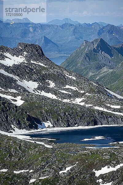 Ausblick auf Berge  Seen und Landschaft vom Gipfel des Rundfjellet  Lofoten  Nordland  Norwegen  Europa