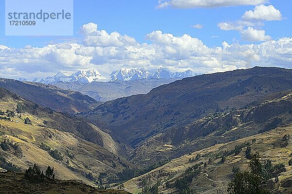 Blick auf verschneite Bergkette der Anden  Provinz Huánuco  Peru  Südamerika