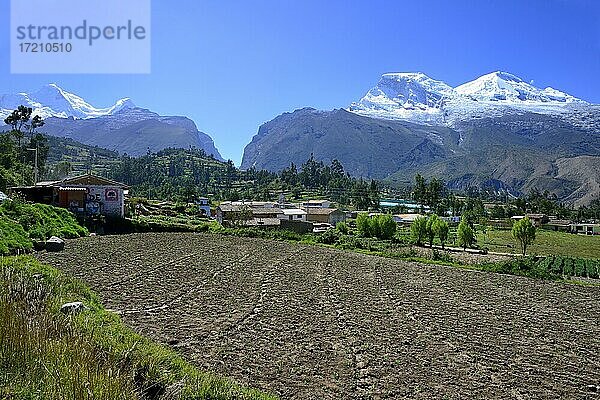 Dorf mit Blick auf Nevado Huandoy und Nevado Huascarán  Cordillera Blanca  Provinz Yungay  Peru  Südamerika