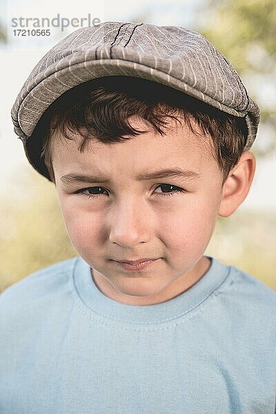 Kind kleiner Junge Portrait mit Mütze Retro Look draußen Natur