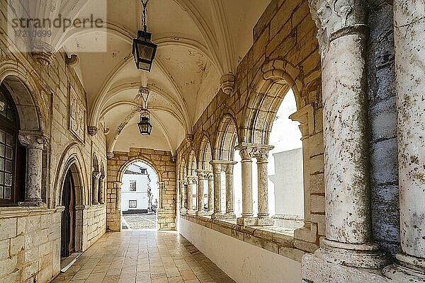 Mittelalterliche Arkaden neben der Kirche Santa Maria in Estremoz  Portugal  Europa
