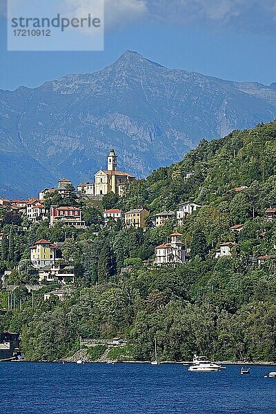 Kirche in Pino sulla Sponda del Lago Maggiore und Pizzo di Vogorno im Hintergrund  Lombardei  Italien  Europa