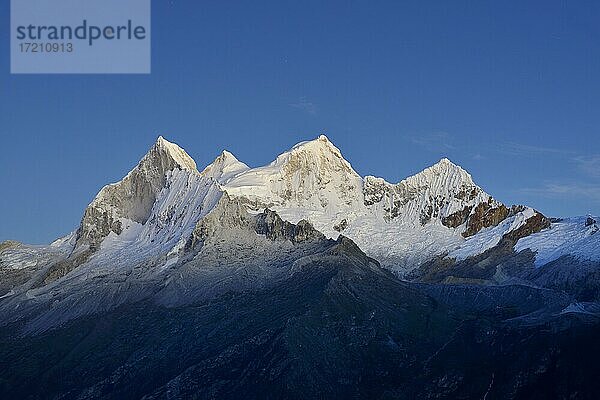 Bergmassiv der Nevado Huandoy im Morgengrauen  Cordillera Blanca  Provinz Yungay  Peru  Südamerika