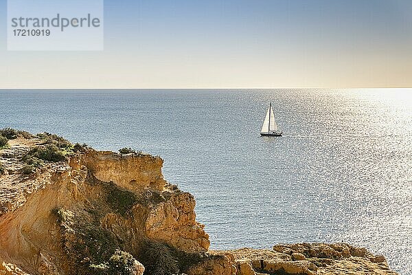 Segelboot auf dem Atlantik an den Klippen  Algarve  Portugal  Europa