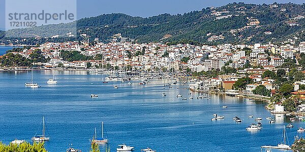 Insel Reise Panorama Stadt Meer Urlaub Mittelmeer reisen in Skiathos  Griechenland  Europa