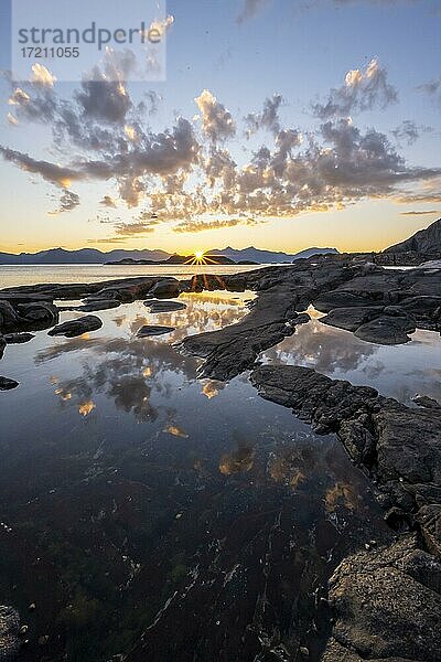Felsenküste  Felsen in Gezeitentümpel  Sonnenuntergang mit Wolkenspiegelung  bei Henningsvær  Lofoten  Nordland  Norwegen  Europa