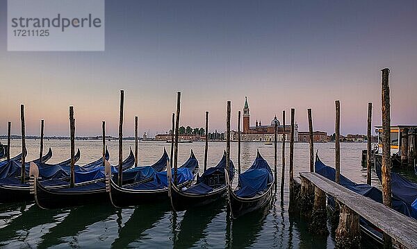 Morgendämmerung  Canal Grande mit Gondeln und Campanile di San Giorgio  Venedig  Venetien  Italien  Europa