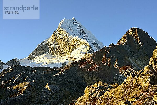 Gipfel des Nevado Chacraraju im Morgensonne  Cordillera Blanca  Provinz Yungay  Peru  Südamerika