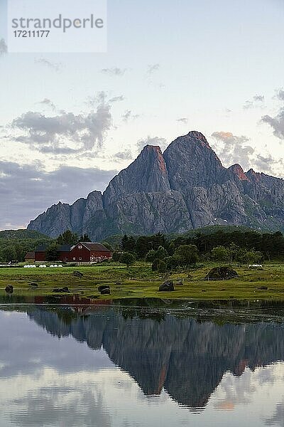 Berge spiegeln sich in einem Fjord  Sonnenuntergang  Lofoten  Nordland  Norwegen  Europa