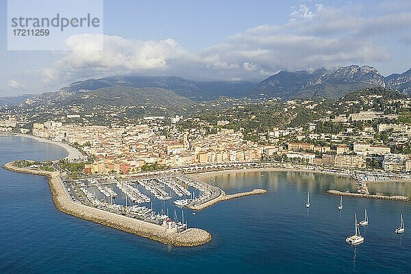 Luftaufnahme Menton mit Hafen Vieux Port  Altstadt  Blick vom Meer  Departement Alpes-Maritimes  Region Provence-Alpes-Cote d'Azur  Südfrankreich  Frankreich  Europa