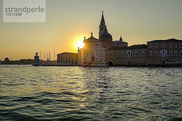 Sonnenaufgang  San Giorgio Maggiore  Kirche Chiesa di San Giorgio Maggiore  Venedig  Venetien  Italien  Europa