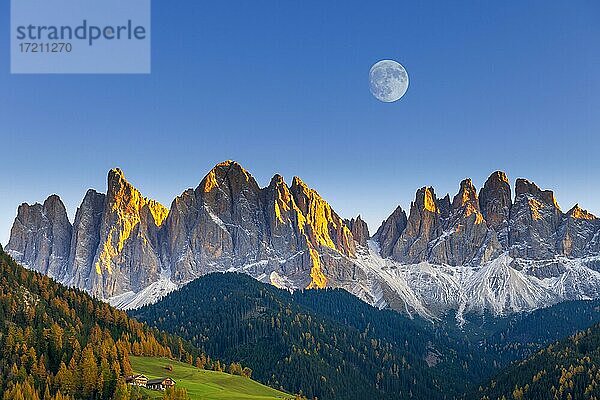 Geislergruppe im Abendlicht mit Mond  Villnößtal  Dolomiten  Südtirol  Italien  Europa