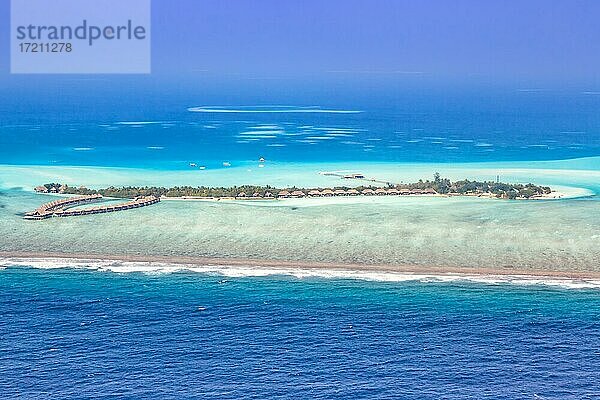 Malediven Insel Urlaub Paradies Meer Panorama Textfreiraum Copyspace Emboodhu Finolhu island Resort Luftbild Tourismus