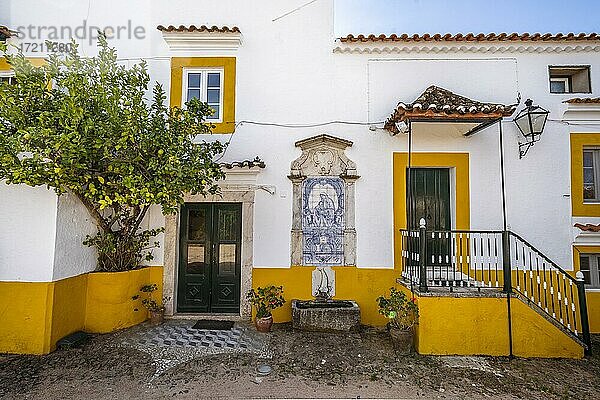 Typisch portugiesisches  reiches Haus in Verbindung mit der Weinindustrie in Alentejo  Portugal  Europa
