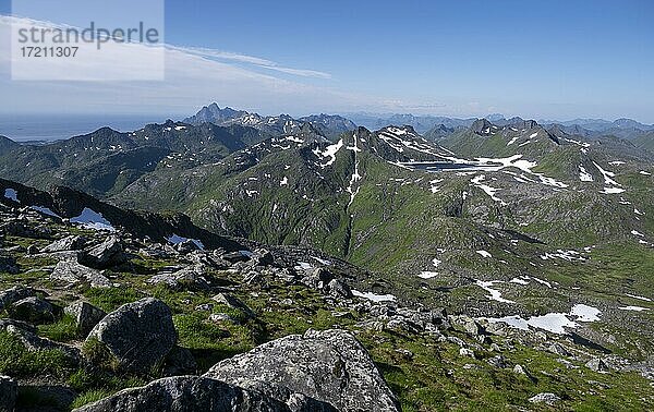 Ausblick auf Berge und Landschaft vom Gipfel des Rundfjellet  Lofoten  Nordland  Norwegen  Europa