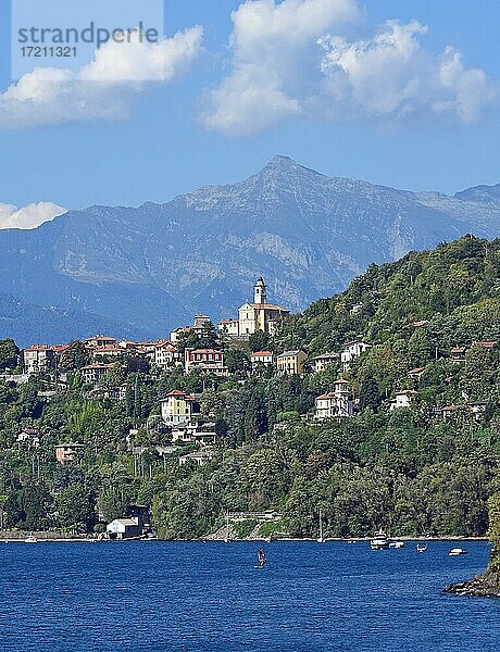 Kirche in Pino sulla Sponda del Lago Maggiore und Pizzo di Vogorno im Hintergrund  Lombardei  Italien  Europa