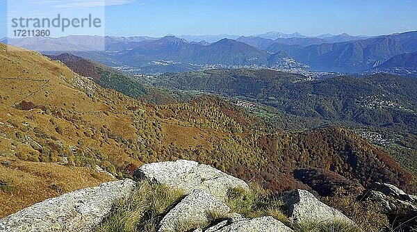 Ausblick von Monte Lema auf die Herbstlandschaft um Lugano und den Luganer See  Luino  Lombardei  Italien  Miglieglia  Tessin  Schweiz  Europa