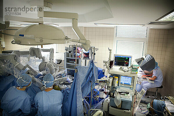 Chirurg  der eine Prostatektomie  die Entfernung der Prostata  mit Hilfe eines Chirurgieroboters durchführt.