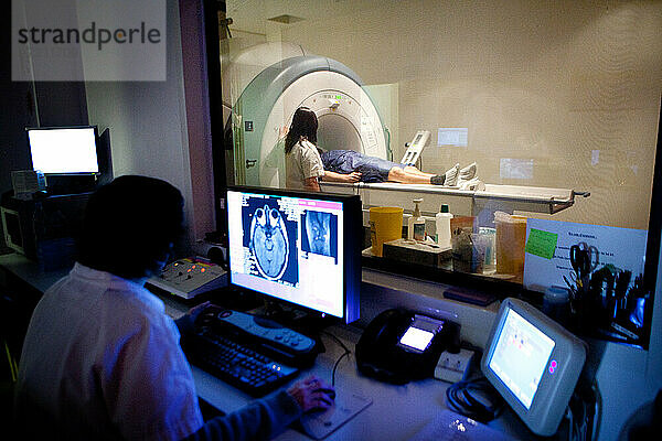MRT oder Magnetresonanztomographie des Kopfes eines Patienten.