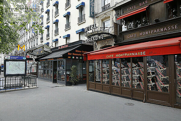 Geschlossene Cafés auf dem Boulevard Montparnasse während der Abriegelung in Paris  Frankreich