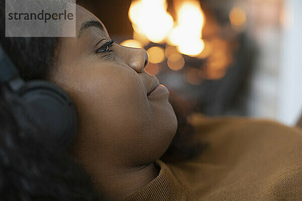Close up schöne junge Frau mit Kopfhörer hören Musik