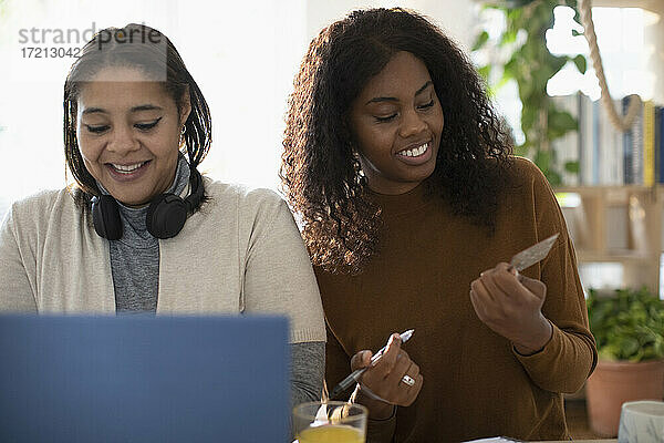 Mutter und Tochter Online-Shopping am Laptop