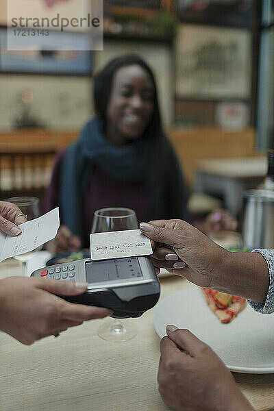 Close up Kunde zahlen Kellnerin mit Smartcard im Café Tisch