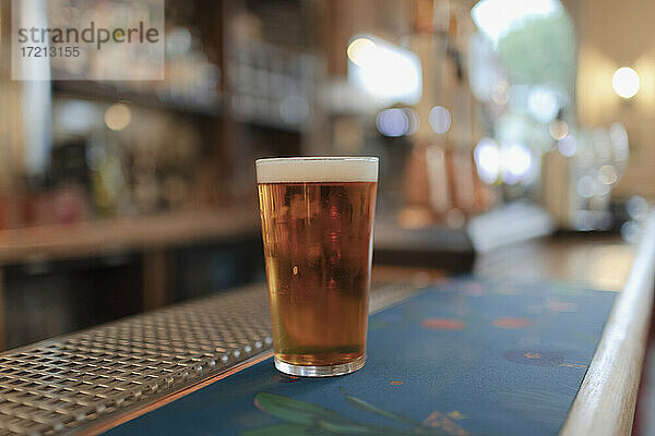 Close up Pint von goldenen Bier auf Kneipe Zähler