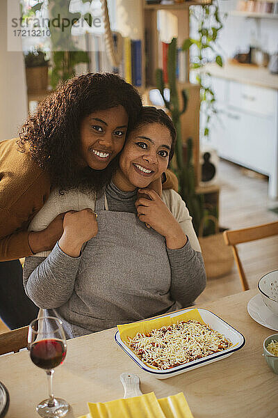 Porträt glückliche Mutter und Tochter machen frische Lasagne