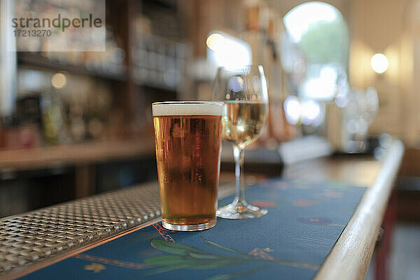 Close up Bier und Weißwein auf Bar Theke