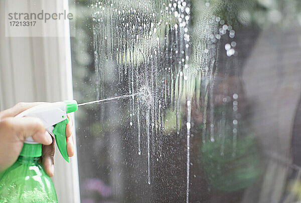 Nahaufnahme Fensterreinigung mit Sprühflasche Glasreiniger