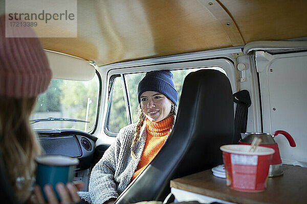 Junge Frauen Freunde entspannen im Wohnmobil auf Road Trip