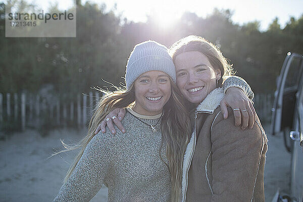 Porträt glücklich junge Frauen Freunde umarmen im Freien