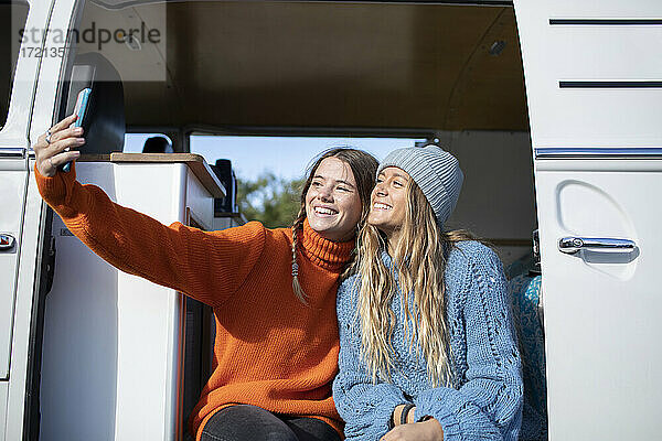 Glückliche junge Frauen Freunde nehmen selfie in Wohnmobil van Türöffnung