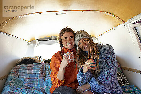 Porträt glücklich junge Frauen Freunde trinken Tee im Wohnmobil van