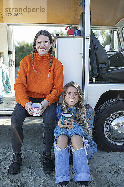 Porträt glücklich junge Frauen Freunde trinken Kaffee am Wohnmobil