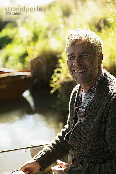 Porträt glücklicher Mann beim Fischen