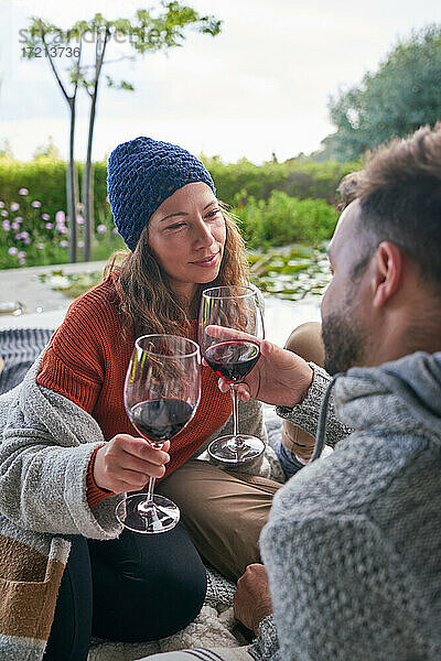 Pärchen trinkt Rotwein auf Terrasse