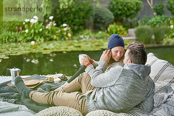 Zärtliche romantisches Paar trinken Kaffee auf Luxus-Terrasse