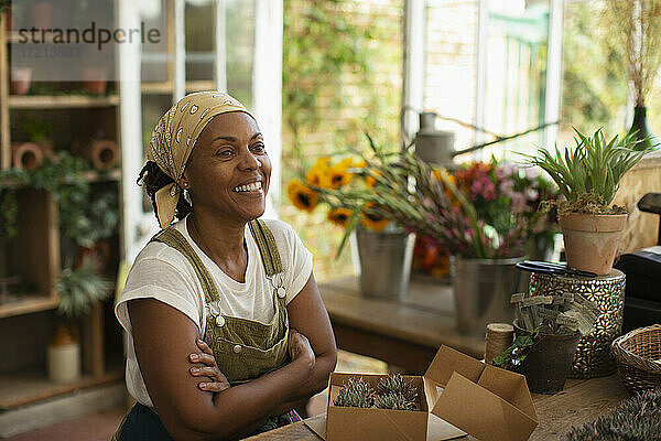 Porträt glücklich weiblichen Florist arbeiten im Laden