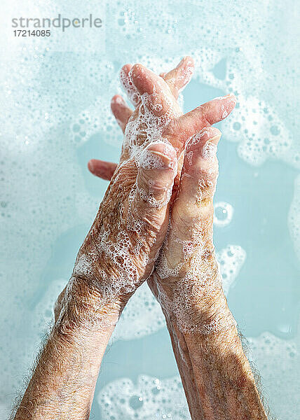 Close up ältere Frau waschen Hände in Seifenwasser