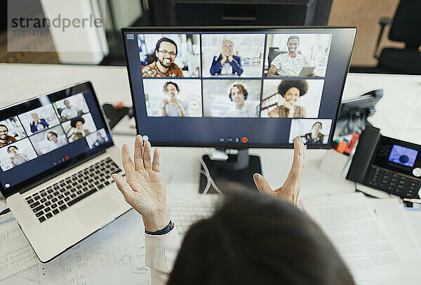 Geschäftsfrau Videokonferenz mit Kollegen am Computerbildschirm