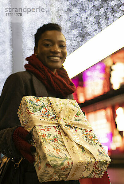Porträt glückliche junge Frau mit Weihnachten unten Lichter