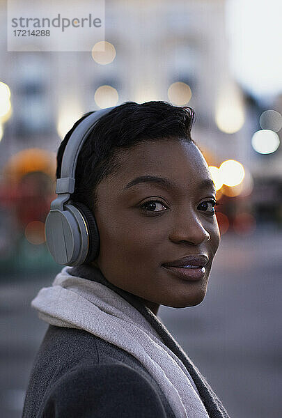 Nahaufnahme Porträt selbstbewusste junge Frau mit Kopfhörer