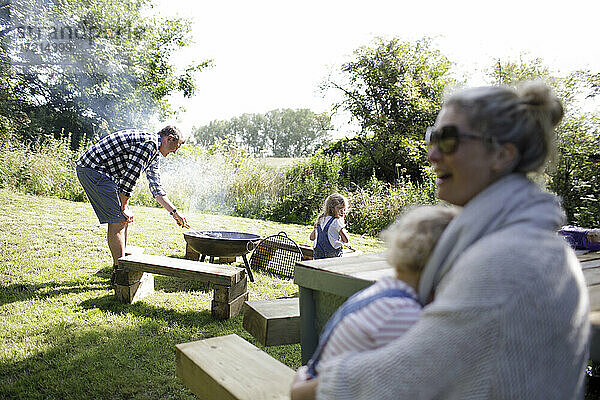 Familie genießt Grill in sonnigen Sommer Hinterhof