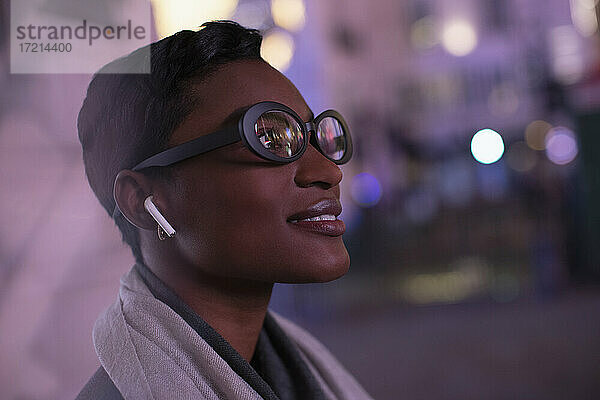 Close up junge Frau mit Brille auf Stadt Straße in der Nacht