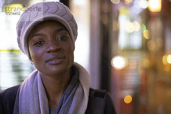 Porträt selbstbewusste junge Frau mit Hut und Schal
