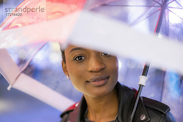 Close up Porträt schöne junge Frau unter dem Regenschirm