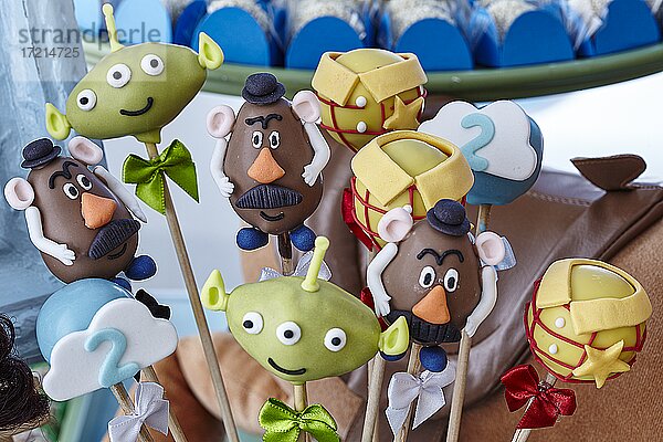 Essen Suesspeisen  Cookies  in Form von Disney Figuren Toy Story Kinder Geburtstags-Party| Food Desserts  cookies in the form of Diseny figures  Toy Story Lollipops  Kids Birthday party